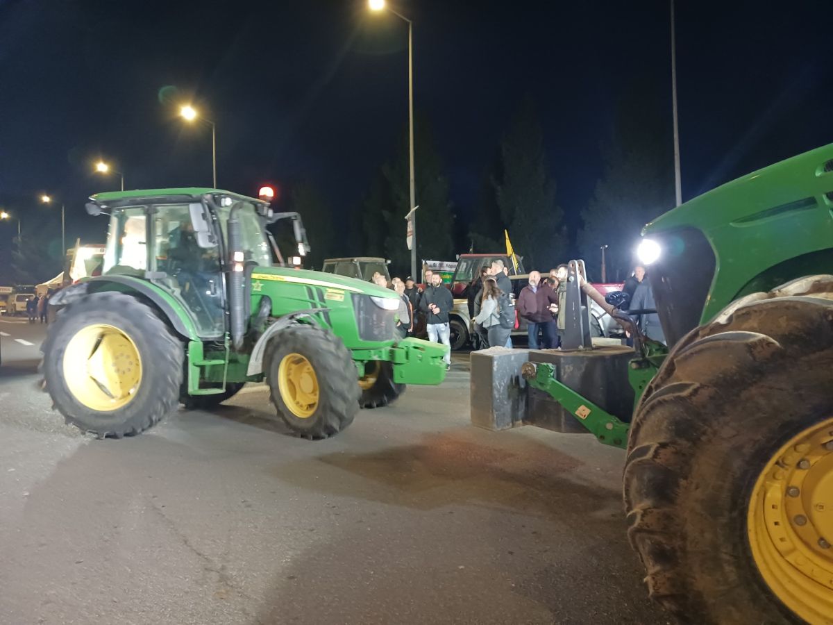 Θεσσαλία: Κλιμακώνουν τις κινητοποιήσεις τους οι αγρότες – Διαμαρτυρία στην Περιφέρεια