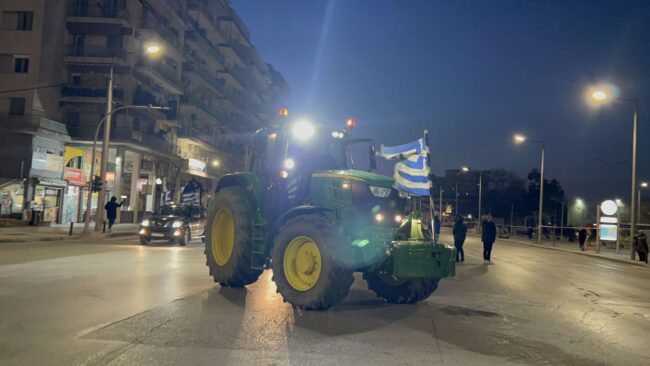 Θεσσαλονίκη: Στον ΟΣΕ οι αγρότες με τα τρακτέρ τους – Ζητούν συνάντηση με Μητσοτάκη