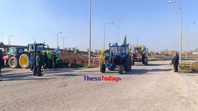 Στα Μάλγαρα τρακτέρ από τη Θεσσαλία – Αποφασισμένοι οι αγρότες να συναντήσουν τον πρωθυπουργό – ΦΩΤΟ και ΒΙΝΤΕΟ