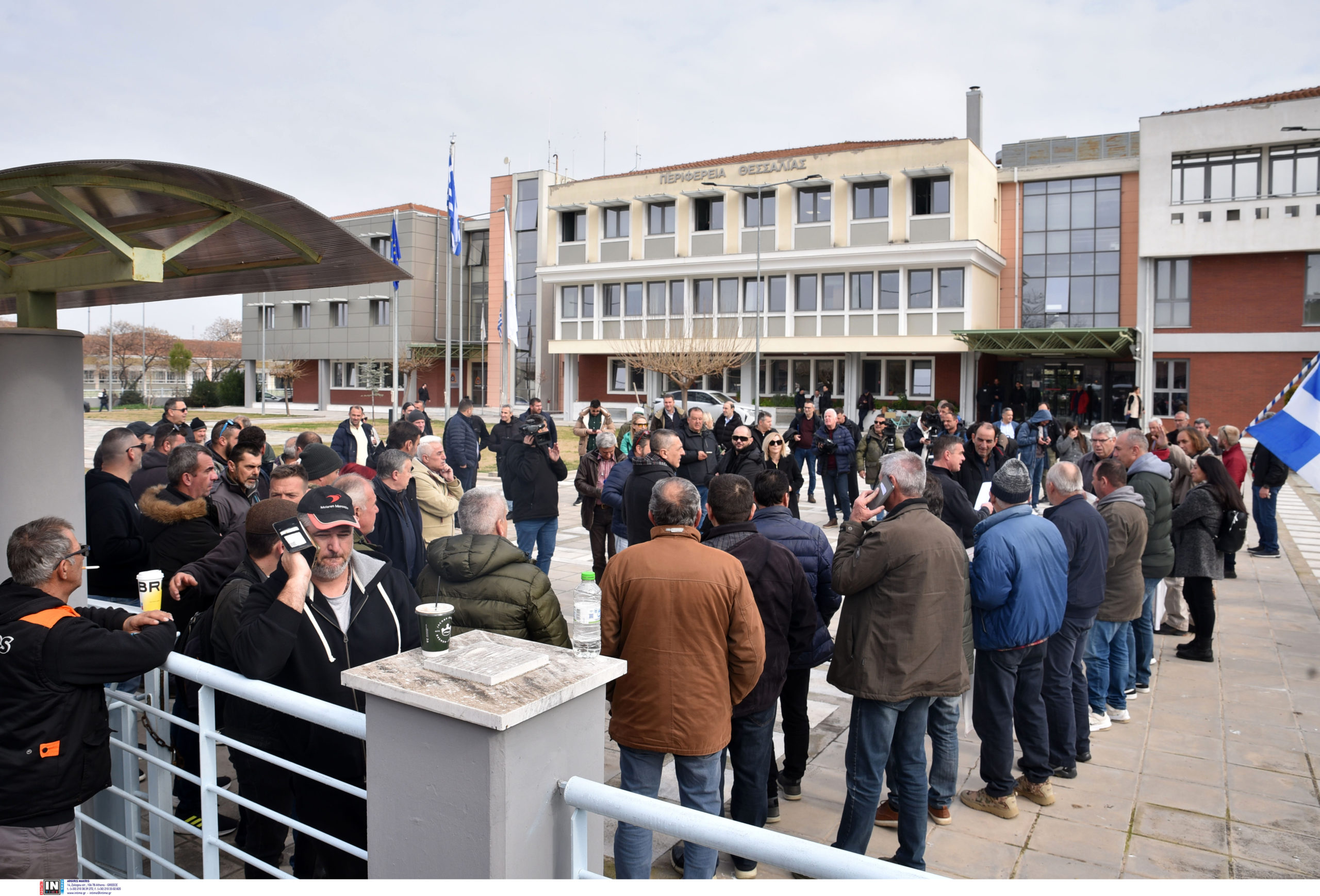 Λάρισα: Κινητοποίηση αγροτών στο κτίριο της Περιφέρειας Θεσσαλίας