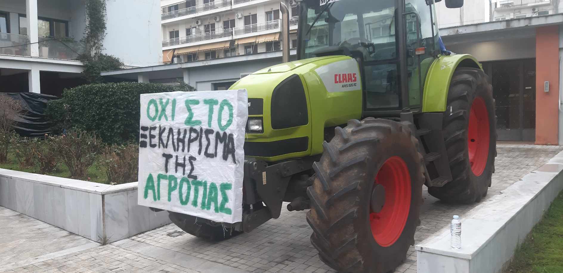 Βόλος: «Ζητάμε να επιβιώσουμε» – Έξω από την Περιφερειακή Ενότητα πέρασαν τη νύχτα οι αγρότες