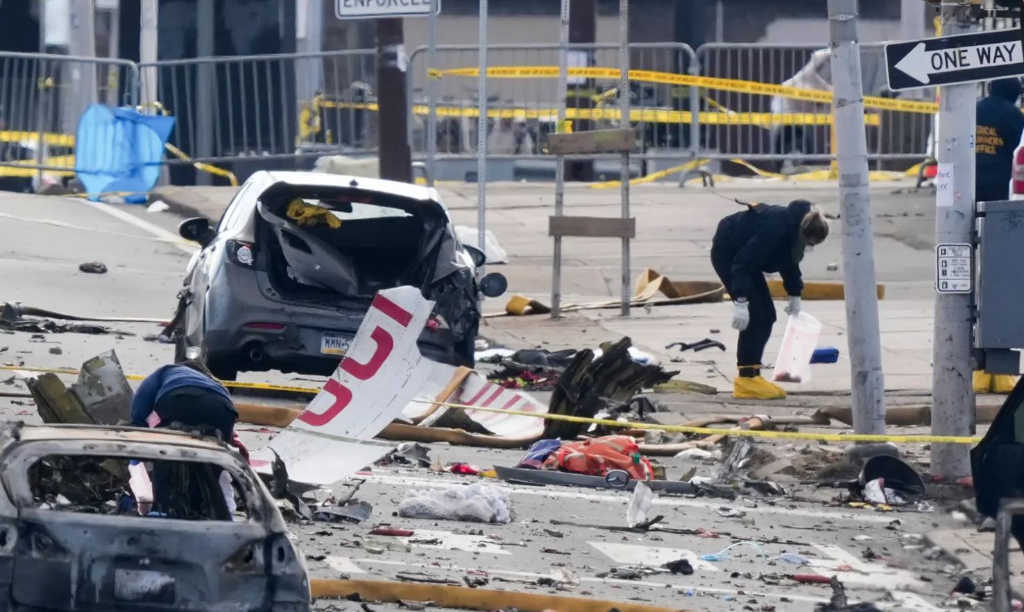 Συντριβή αεροσκάφους στη Φιλαδέλφεια: Τουλάχιστον 7 οι νεκροί – Σκοτώθηκε και οδηγός αυτοκινήτου που βρισκόταν στο σημείο