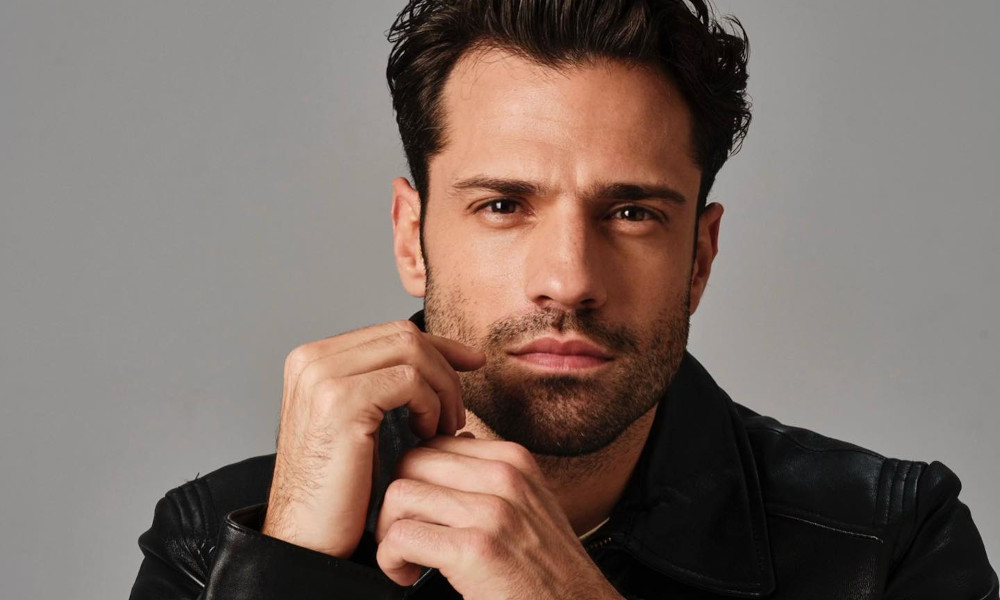 Κωνσταντίνος Αργυρός: Χορεύει ζειμπέκικο με φόντο όλη την Αθήνα στο νέο του βιντεοκλιπ