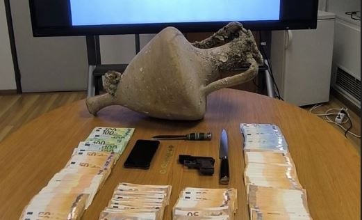 Αθήνα: Χειροπέδες σε άνδρα που προσπάθησε να πουλήσει αμφορέα του 5ου αιώνα π.Χ. μέσω διαδικτύου