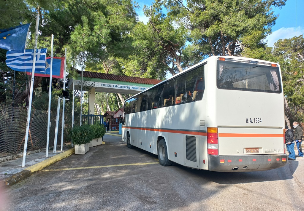 Οικογένειες από τη Σαντορίνη φιλοξενούνται από σήμερα στις κατασκηνώσεις του δήμου Αθηναίων – «Έχουμε δεχθεί πάνω από 300 αιτήματα για προσωρινή στέγαση»