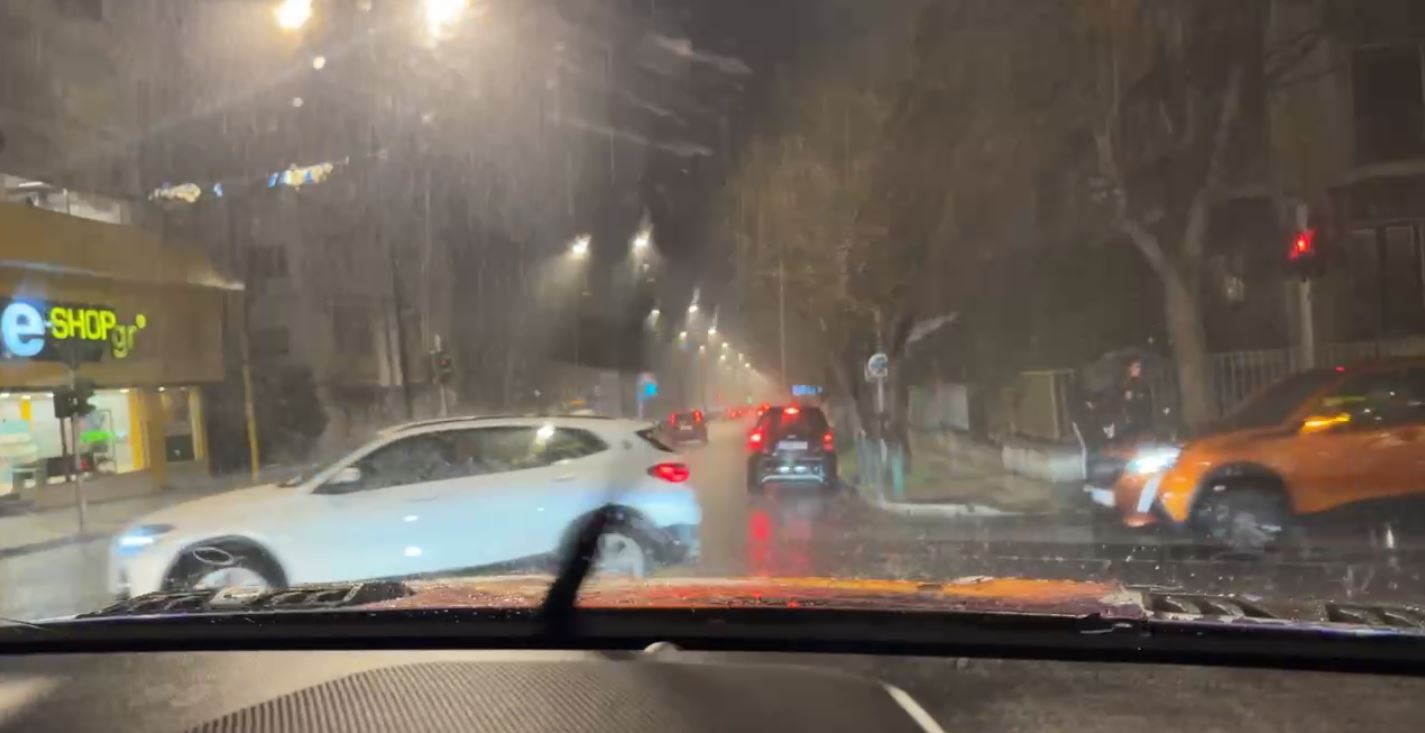 Καιρός: Άνοιξαν οι ουρανοί στην Αττική – Πού αναμένεται να βρέξει τις επόμενες ώρες 