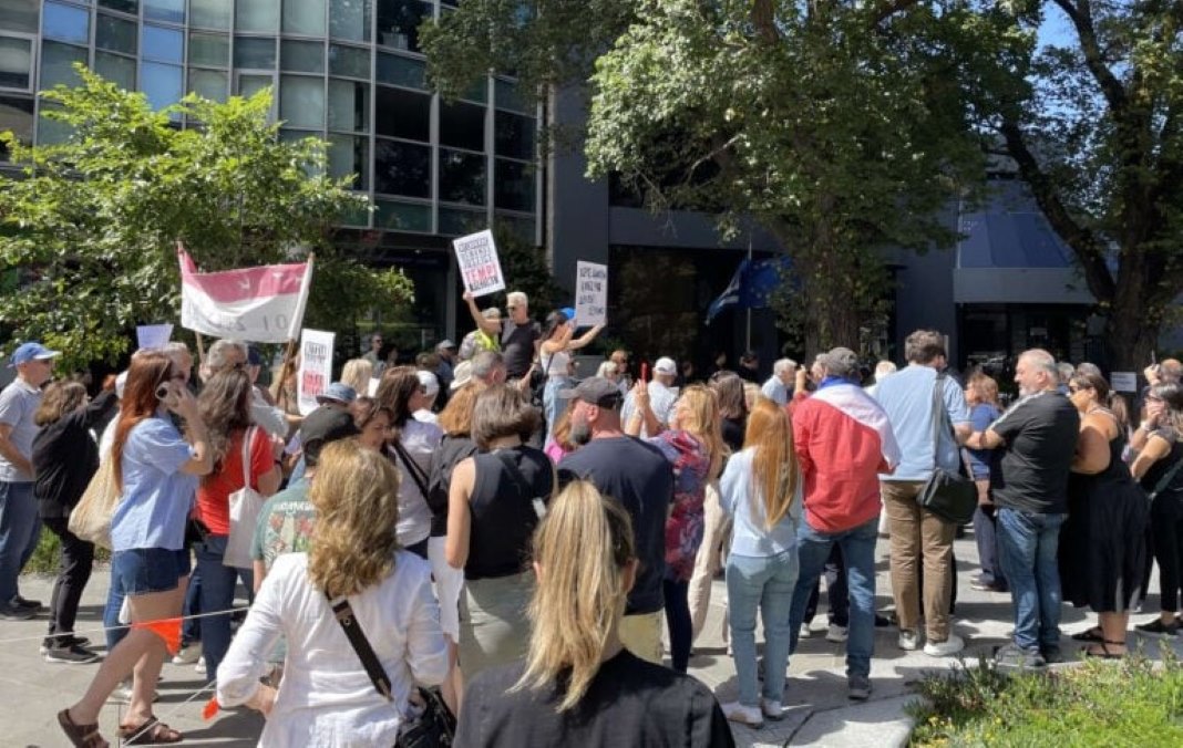 Αυστραλία – Τέμπη: Συγκεντρώσεις διαμαρτυρίας σε Μελβούρνη και Σίδνεϊ – Το «Δεν έχω οξυγόνο» ήχησε έξω από το ελληνικό προξενείο