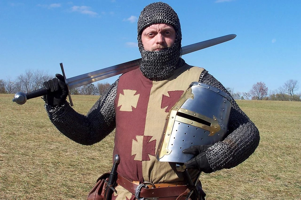 Ιππότης του μεσαίωνα με σπαθί και περικεφαλαία.