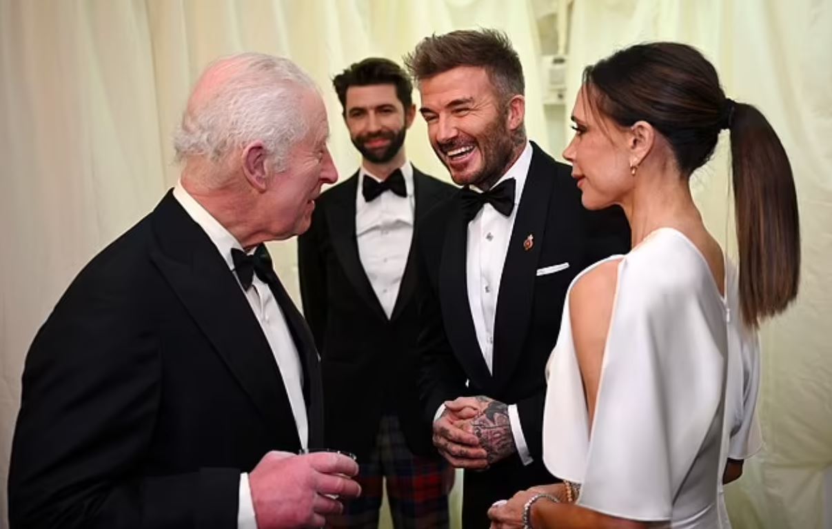 Βασιλιάς Κάρολος: Κεφάτος στο επίσημο δείπνο των Ανακτόρων «αφοσιώθηκε» στην Βικτόρια Μπέκαμ – Η λάμψη της Ντονατέλα Βερσάτσε