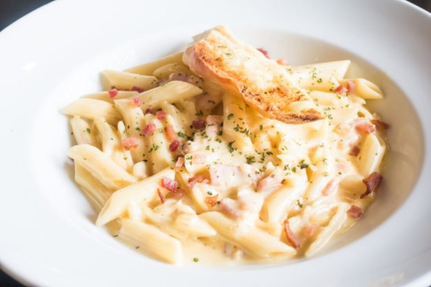 Συνταγή για απολαυστική καρμπονάρα με κοτόπουλο και 4 τυριά