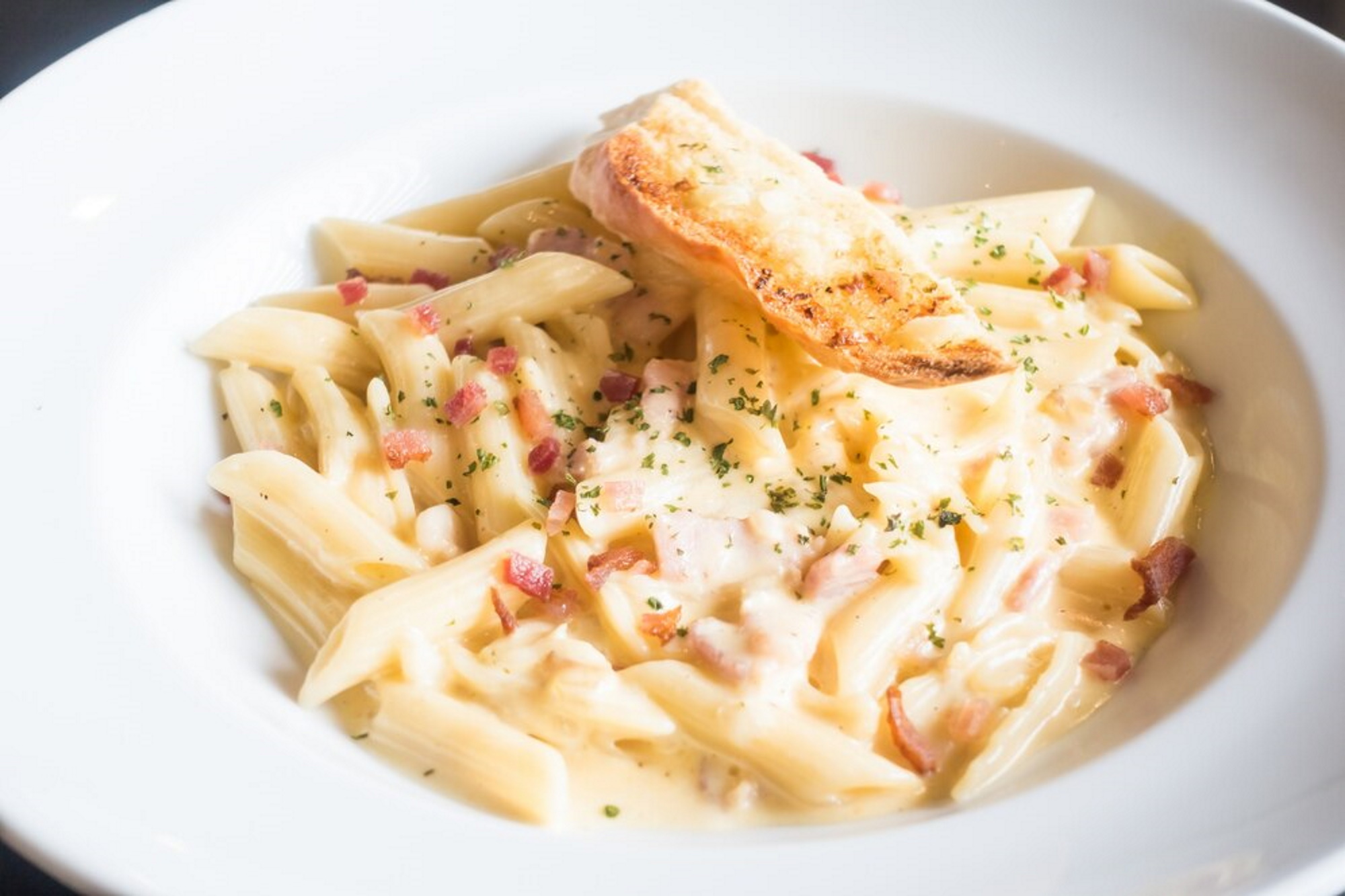 Συνταγή για απολαυστική καρμπονάρα με κοτόπουλο και 4 τυριά