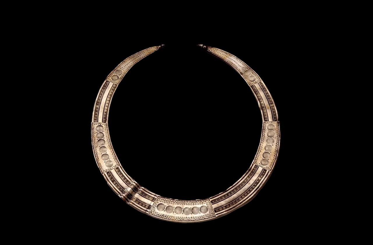 Το κόσμημα σε σχήμα μισοφέγγαρου με τη γεωμετρική διακόσμηση