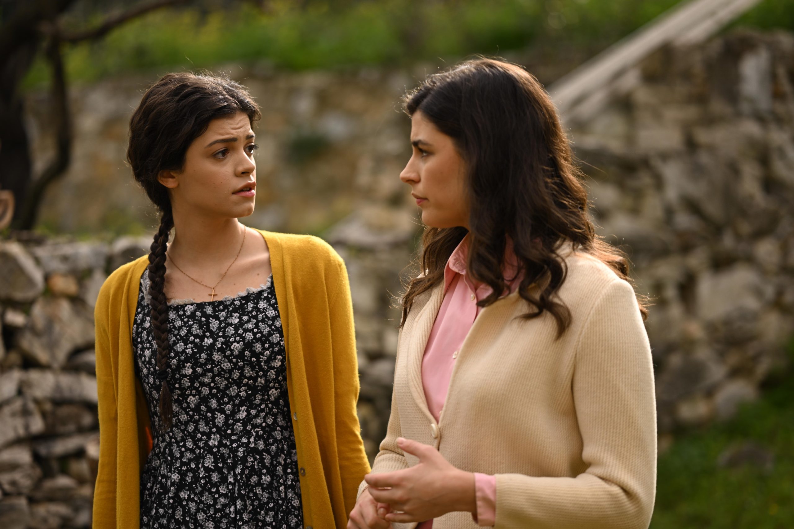 Άγιος έρωτας: Η Χλόη σχεδιάζει να το σκάσει από το Μαύρο Λιθάρι