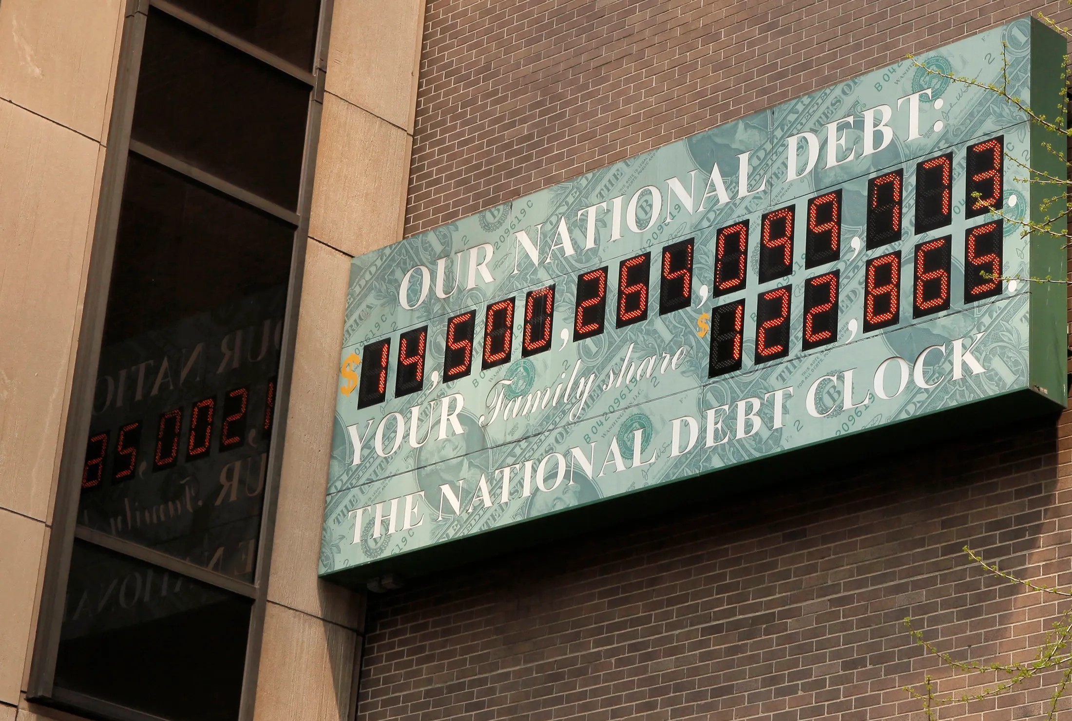ΗΠΑ: Το «ρολόι του χρέους» τρέχει ασταμάτητα και μετρά αντίστροφα – Τι φοβάται ο Τραμπ και το σχέδιο λιτότητας του Μασκ