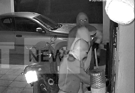 Θεσσαλονίκη: Καρέ καρέ η διάρρηξη αποθήκης στην Καλαμαριά – Δείτε βίντεο