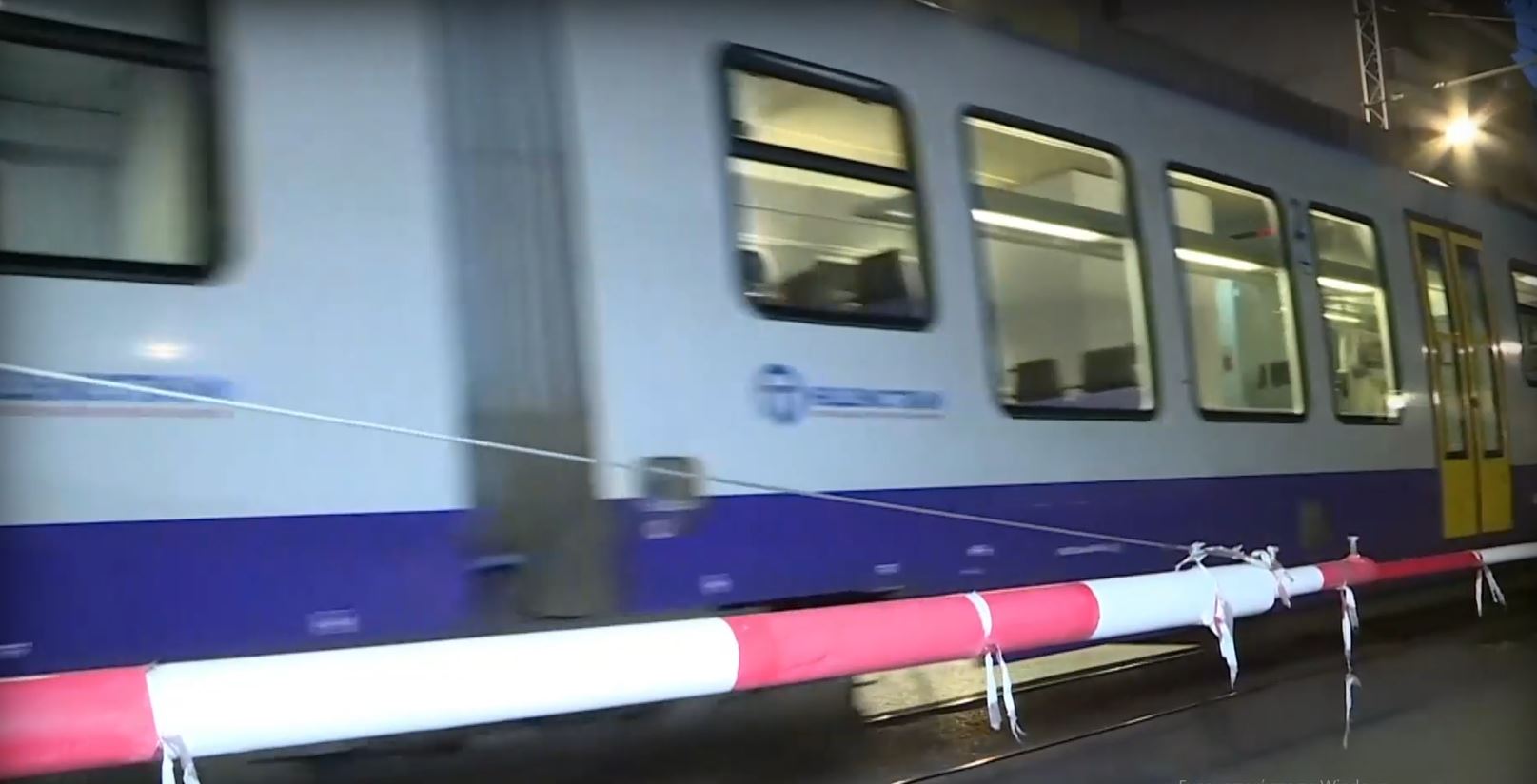 Σεπόλια: «Πήγα τουαλέτα, γι’ αυτό δεν κατέβασα τις μπάρες» υποστηρίζει ο φύλακας για την παραλίγο παράσυρση μηχανής από τρένο – Τι αναφέρει ο ΟΣΕ