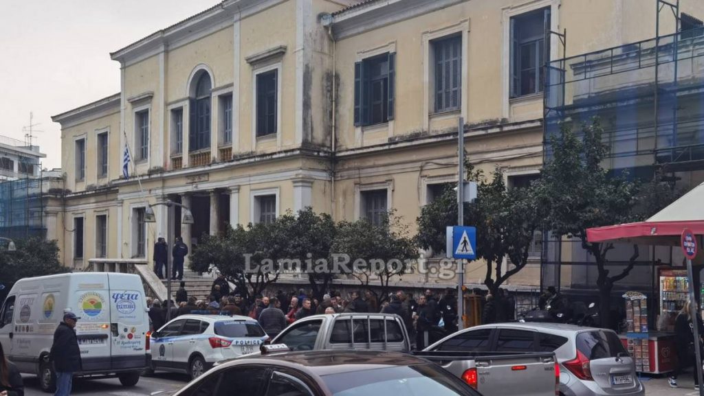 Λαμία: Ένταση έξω από τα Δικαστήρια μεταξύ κατοίκων της Ανθήλης και Ρομά – Επενέβη η αστυνομία