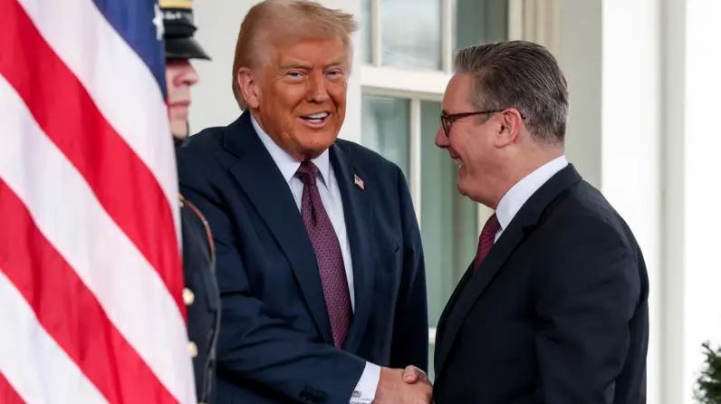 Άρχισε η συνάντηση Τραμπ – Στάρμερ: Ο «ιδιαίτερος» άνθρωπος, η «ιδιαίτερη» χώρα και βασιλική πρόσκληση στον πρόεδρο των ΗΠΑ