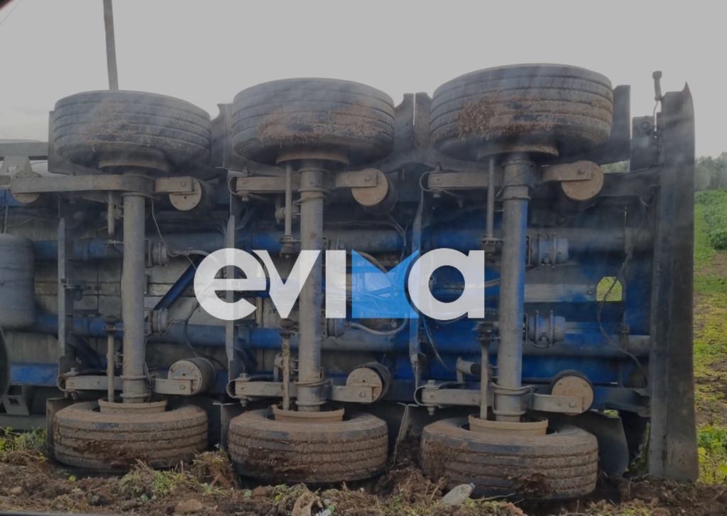 Εύβοια: Νταλίκα «τούμπαρε» σε κεντρικό δρόμο – Δεν τραυματίστηκε ο οδηγός