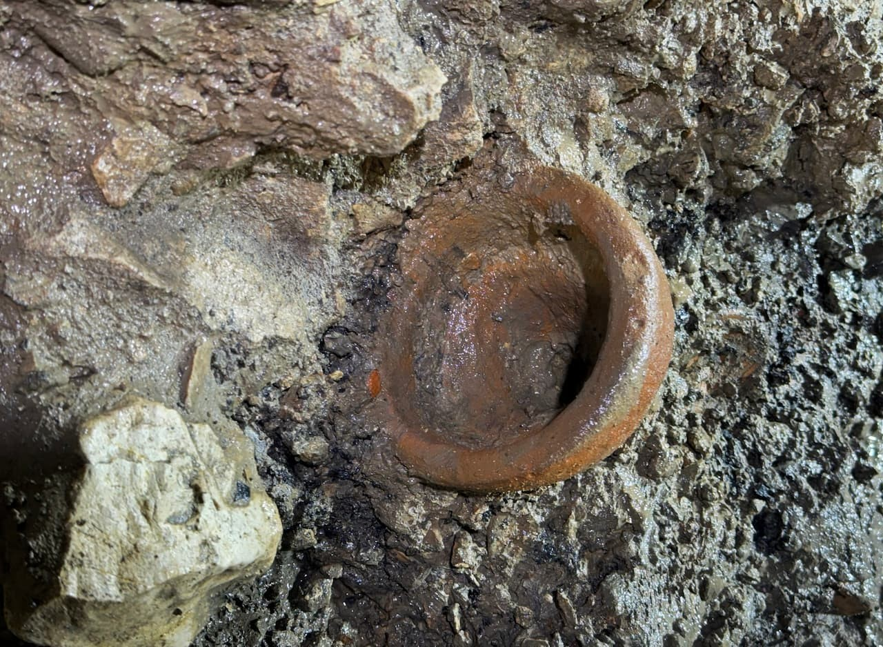 Αγγείο θυμιάματος της ελληνιστικής περιόδου (4ος – 1ος αιώνας π.Χ.) που βρέθηκε στο σπήλαιο. Φωτογραφία: Soprintendenza Archeologia Belle Arti e Paesaggio di Salerno e Avellino