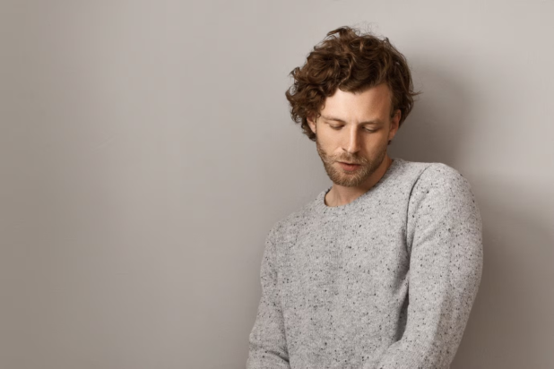 Οι άνδρες που είναι συναισθηματικά εξαρτημένοι, εκδηλώνουν αυτές τις 7 συμπεριφορές χωρίς να το συνειδητοποιούν