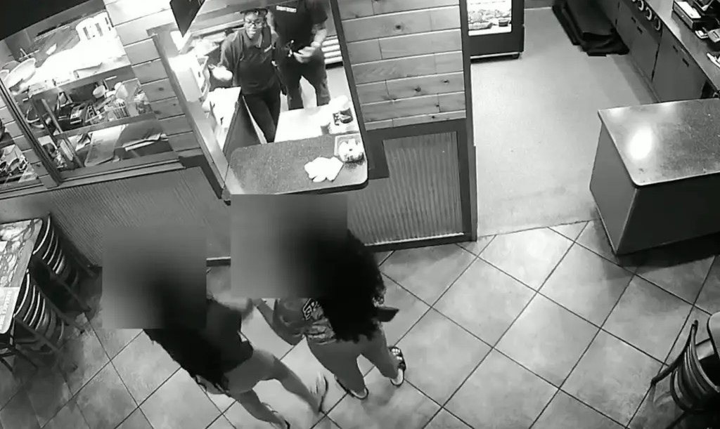 Βίντεο-σοκ: Υπεύθυνη εστιατορίου έριξε καυτό λάδι σε δύο πελάτισσες – Την αποκάλεσαν «φτωχή»