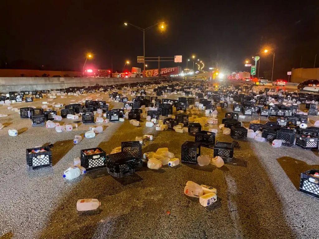 ΗΠΑ: Φορτηγό προσέκρουσε σε προστατευτική μπάρα και 15.700 λίτρα γάλακτος χύθηκαν στον δρόμο