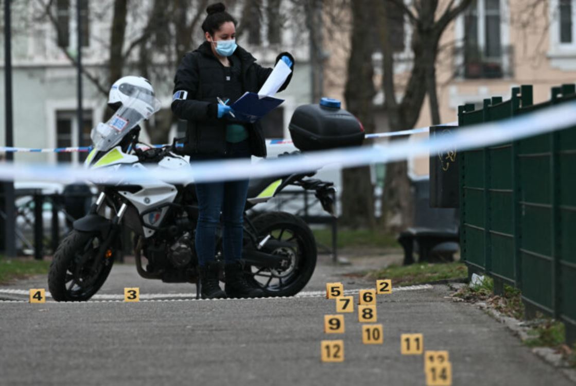 Γαλλία: Το προφίλ του 37χρονου δράστη της επίθεσης με μαχαίρι – «Ήταν ισλαμιστικό τρομοκρατικό χτύπημα», λέει ο Μακρόν