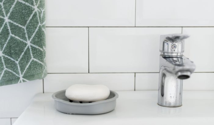 Μπάνιο: Καθαρίστε τη μούχλα από τα πλακάκια του μπάνιου με 1 φυσικό προϊόν - Δεν θα χρειαστείτε ξύδι ή μαγειρική σόδα