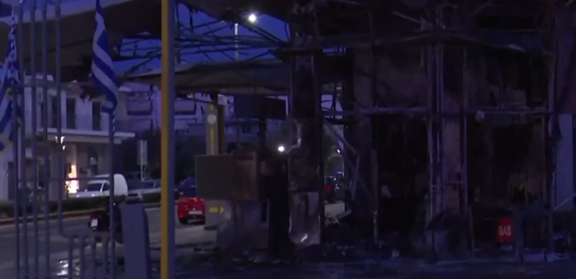 Αργυρούπολη: Εμπρησμός η φωτιά σε πρατήριο υγρών καυσίμων – Άγνωστοι απείλησαν με όπλο υπάλληλο, τι εξετάζει ΕΛ.ΑΣ.