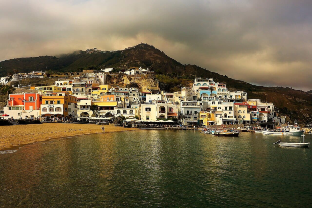 Το νησί Ίσκια, Πιθηκούσες στην αρχαιότητα, ήταν κοσμοπολίτικο κέντρο. Repuli / Wikimedia Commons