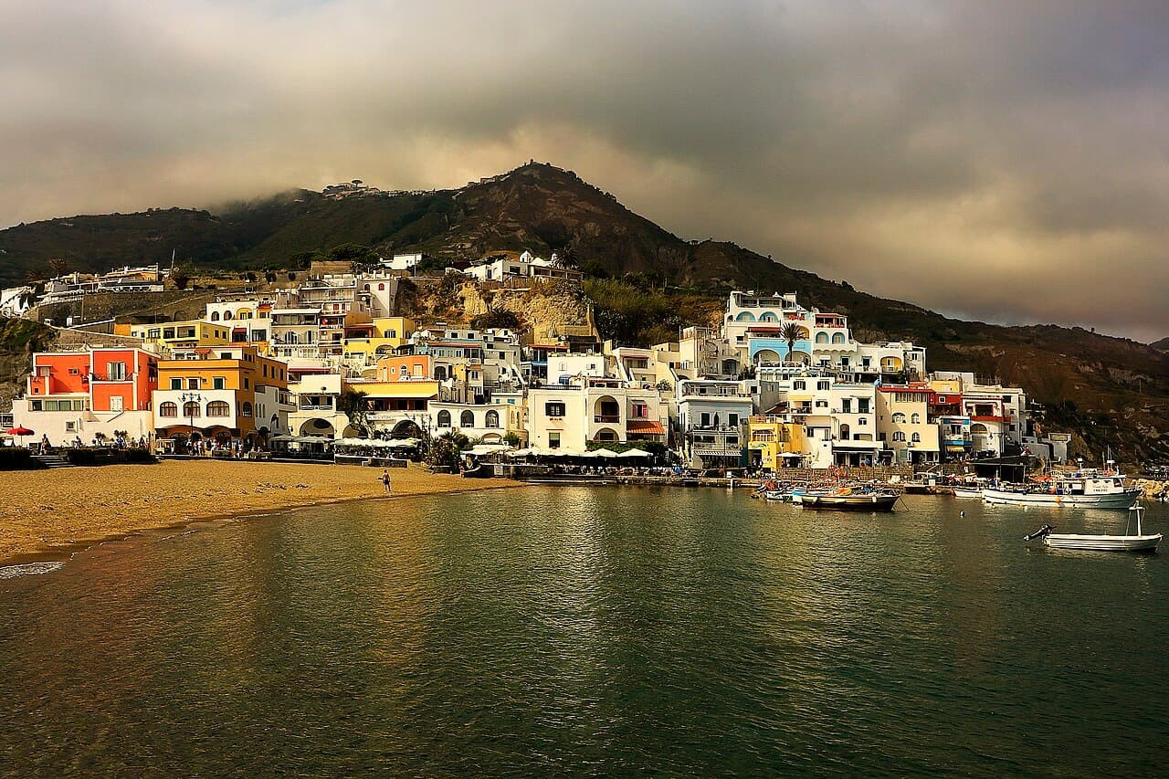 Το νησί Ίσκια, Πιθηκούσες στην αρχαιότητα, ήταν κοσμοπολίτικο κέντρο. Repuli / Wikimedia Commons