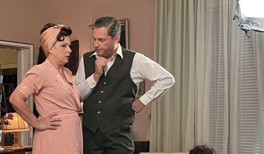 Μπάμπης Βελισσάριος στο enikos.gr: «Η Όλγα Μαλέα έδωσε τα πάντα για να φέρει ένα άρτιο αποτέλεσμα με ό,τι της δόθηκε από την παραγωγή»