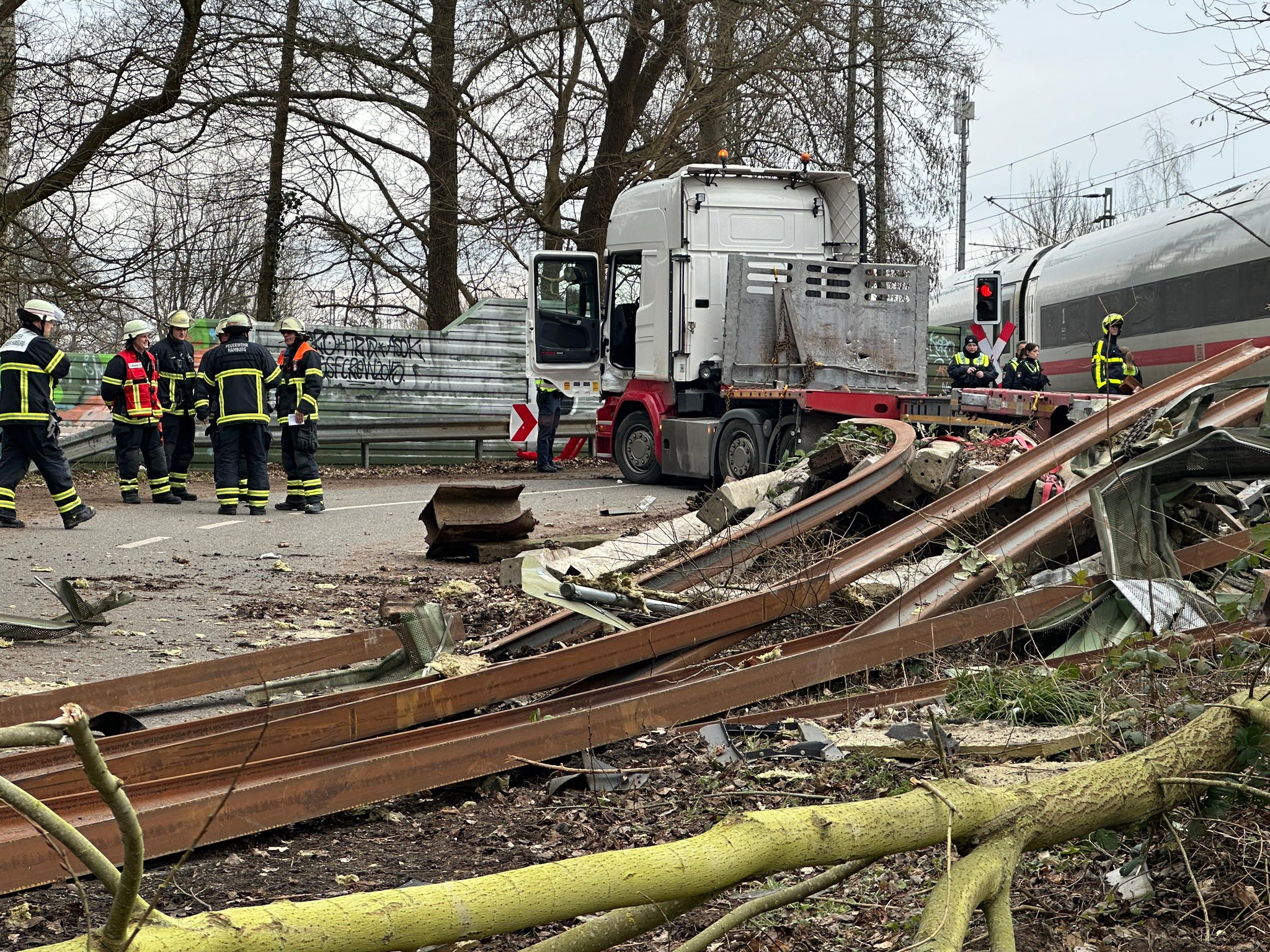 Γερμανία: Ένας νεκρός και 13 τραυματίες σε σύγκρουση τρένου με φορτηγό έξω από το Αμβούργο
