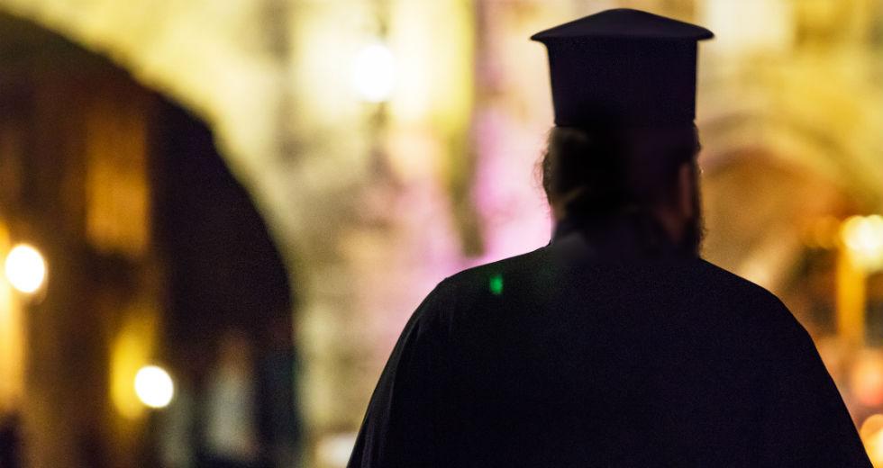 Τι σημαίνει η φράση «Τα ράσα δεν κάνουν τον παπά» και από πού προέρχεται