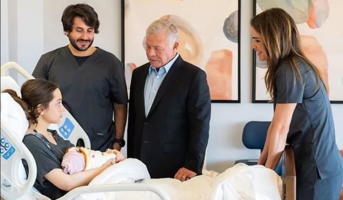 Η πριγκίπισσα Ιμάν της Ιορδανίας με τον σύζυγό της, Τζαμίλ Θερμιώτη και τους γονείς της, τον βασιλιά Αμπντάλα και την βασίλισσα Ράνια.