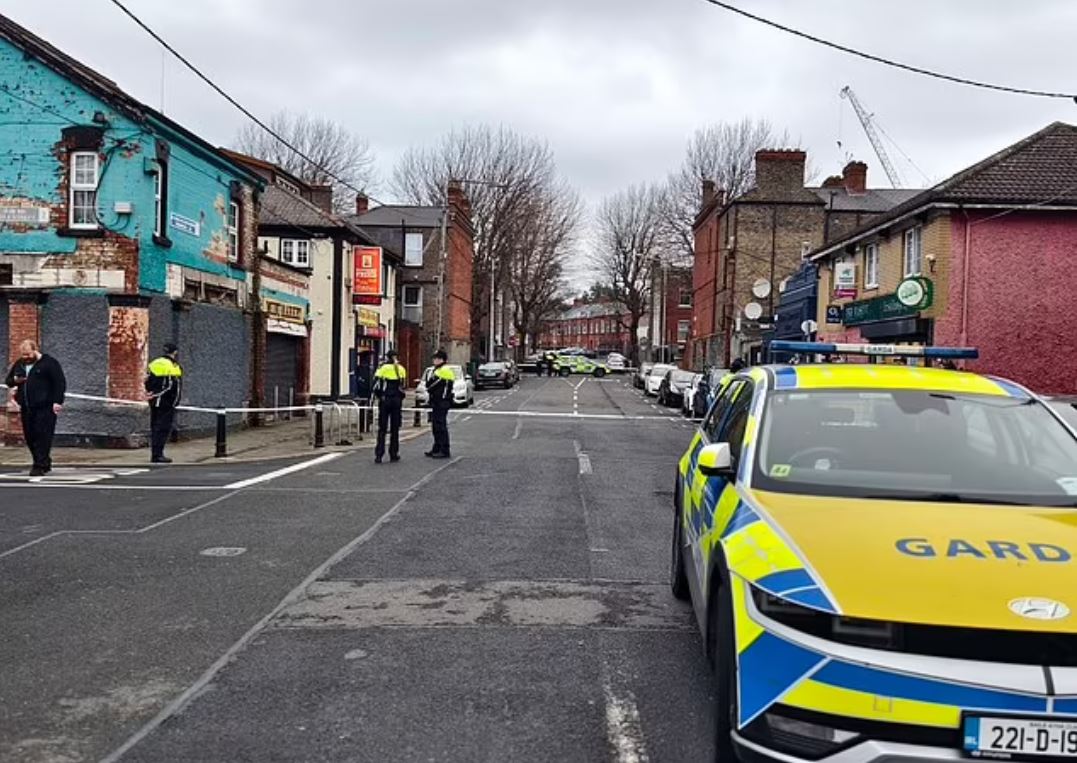 Επίθεση με μαχαίρι στην Ιρλανδία: «Ούρλιαζε και ούρλιαζε και ούρλιαζε “αφήστε με ήσυχο”» – Σοβαρό το περιστατικό, λέει η αστυνομία