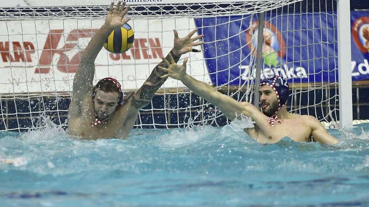 Champions League: Σερβικό… μπλόκο στον Πειραιά – Η Νόβι επικράτησε 8-5 του Ολυμπιακού