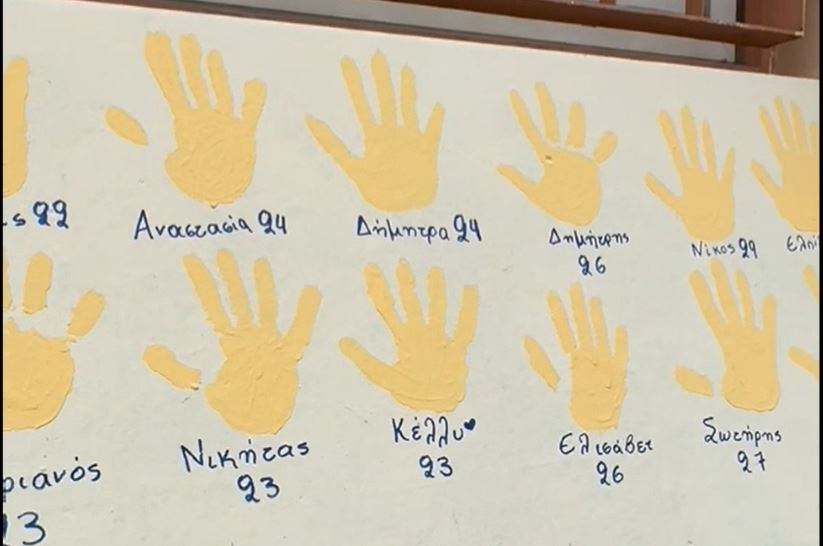 Τέμπη: Μαθητές ζωγράφισαν 57 παλάμες και έγραψαν τα ονόματα των θυμάτων σε τοίχο του σχολείου τους – ΦΩΤΟ και ΒΙΝΤΕΟ