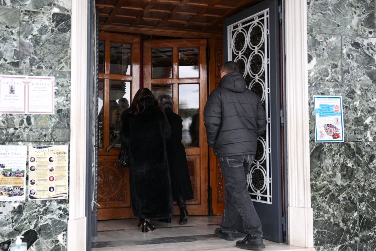 Λάρισα: «Να έχετε ευλογία στη ζωή σας» είπε η μητέρα του Βασίλη Καλογήρου – Σε κλίμα οδύνης η κηδεία του