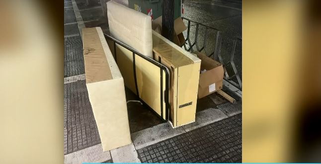 Θεσσαλονίκη: Ασυνείδητος πέταξε καναπέ στην Τσιμισκή