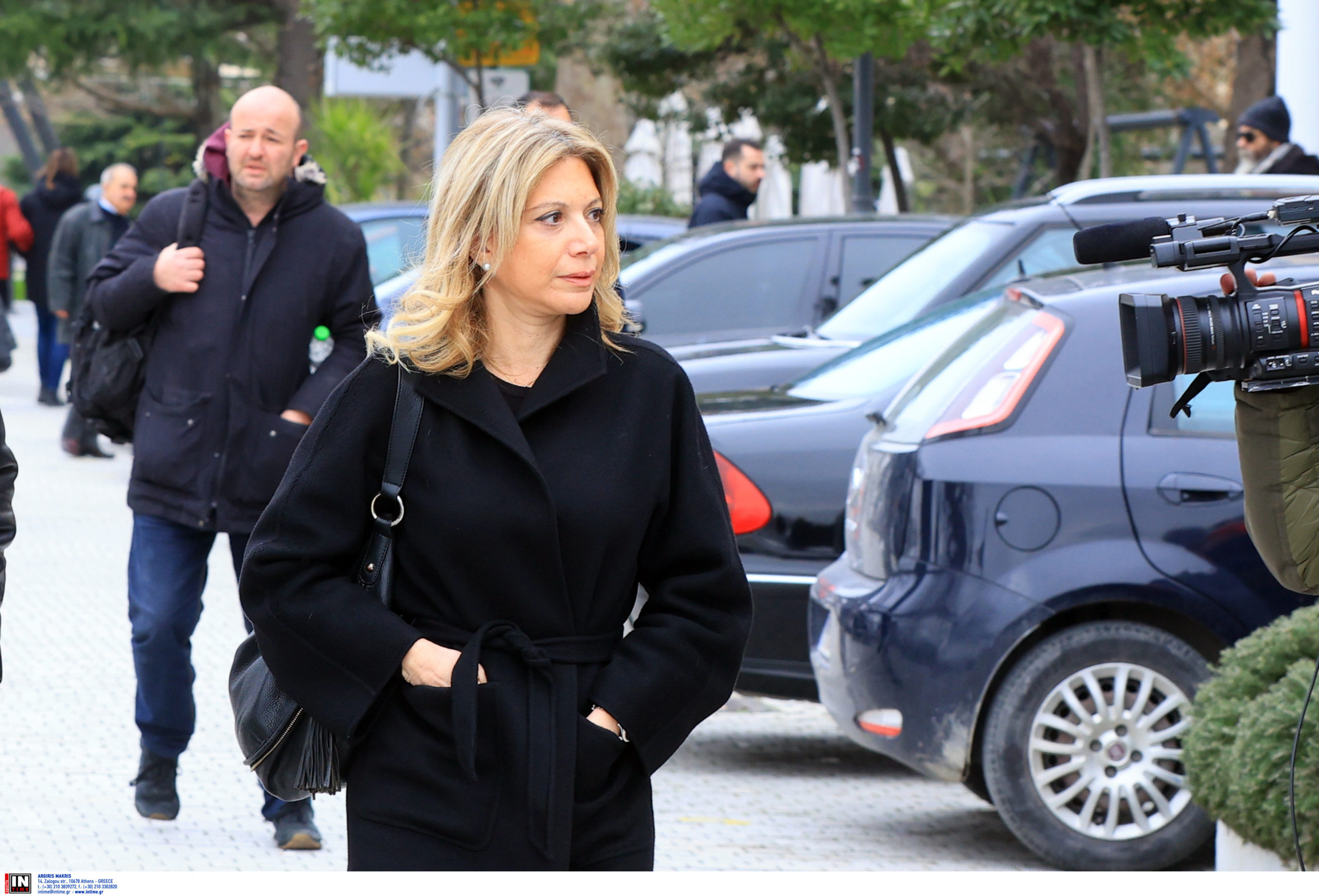 Κηδεία Βασίλη Καλογήρου: Συγκλονιστικός διάλογος της μητέρας του 39χρονου με την Καρυστιανού – «Εσείς το πήρατε καμένο, εγώ το πήρα φαγωμένο»