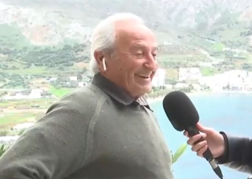 Αμοργός: «Χαλαρός» κάτοικος προσκαλεί κόσμο στο νησί – «Καλώς να έρθετε, δεν υπάρχει πρόβλημα εδώ» – Δείτε βίντεο