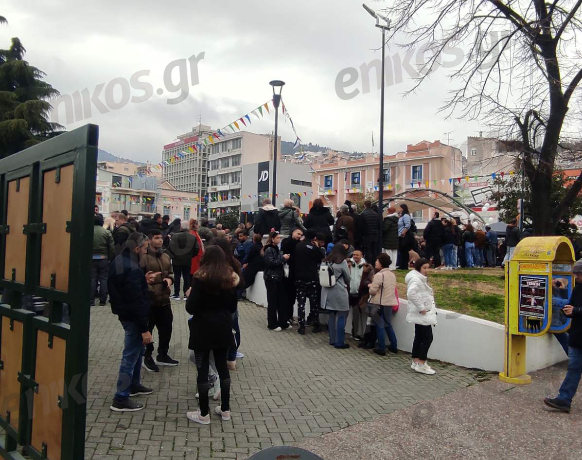 Καβάλα: Διαδήλωση για την τραγωδία των Τεμπών – Ασφυκτικά γεμάτη η πλατεία – ΒΙΝΤΕΟ αναγνώστη