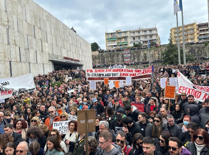 Κέρκυρα: «Βουλιάζει» η πόλη – Χιλιάδες πολίτες στη συγκέντρωση για τα Τέμπη