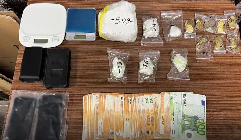 Αττική: Δύο συλλήψεις για κατοχή και διακίνηση κοκαΐνης – ΒΙΝΤΕΟ