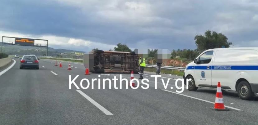 Μέγαρα: Βανάκι ανετράπη στην εθνική οδό Αθηνών-Κορίνθου – ΦΩΤΟ