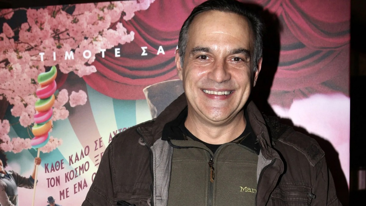 Κρατερός Κατσούλης: «Στο θέατρο, μια κοπέλα από το κοινό μού ζήτησε το τηλέφωνό μου και πάγωσα»