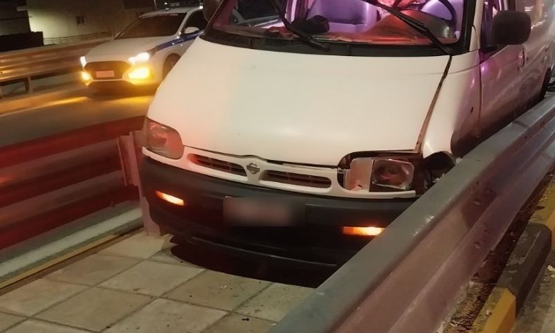 Τροχαίο στη Λάρισα: Βανάκι «σφήνωσε» σε κιγκλιδώματα νησίδας – Εγκλωβίστηκε ο οδηγός