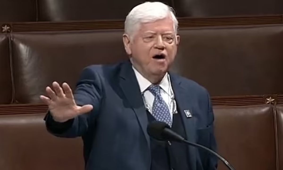 Βίντεο: Βουλευτής «πάγωσε» την ώρα που μιλούσε στο βήμα – Φοβήθηκαν ότι έπαθε εγκεφαλικό